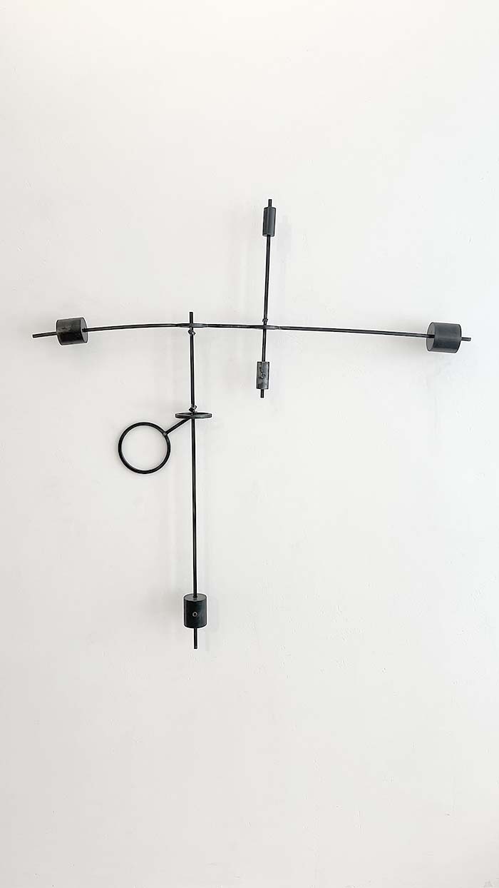 sacred - dreifach Wandpendel, Stahl, geölt, ruhende Höhe 125 cm, Schwinghöhe 140 cm, Schwingbreite 154 cm, 2025